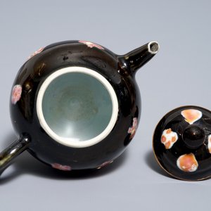 Une petite théière couverte en porcelaine de Chine famille rose sur fond noir, Yongzheng/Qianlong — photo 6