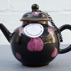 Une petite théière couverte en porcelaine de Chine famille rose sur fond noir, Yongzheng/Qianlong — photo 17