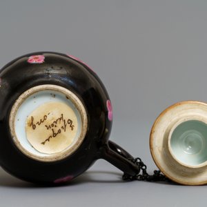 Une petite théière couverte en porcelaine de Chine famille rose sur fond noir, Yongzheng/Qianlong — photo 7