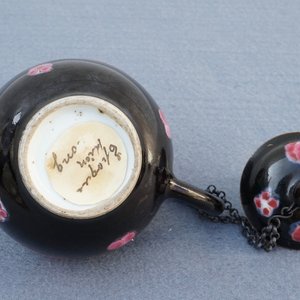 Une petite théière couverte en porcelaine de Chine famille rose sur fond noir, Yongzheng/Qianlong — photo 9