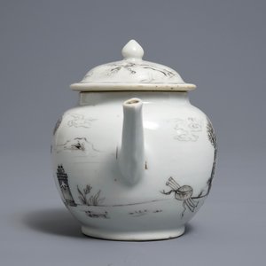 Une petite théière couverte en porcelaine de Chine grisaille, Qianlong — photo 3