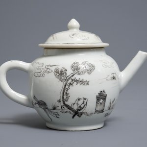 Une petite théière couverte en porcelaine de Chine grisaille, Qianlong — photo 4