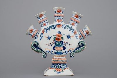 Une petite tulipière en faïence de Delft en palette cachemire, ca. 1700