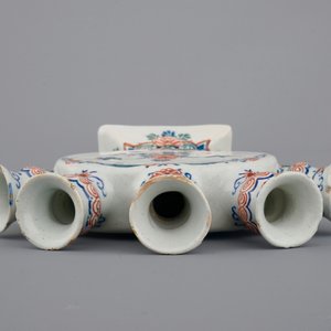 Une petite tulipière en faïence de Delft en palette cachemire, ca. 1700 — photo 4