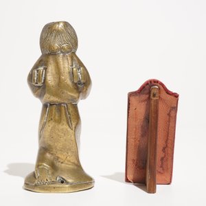 Une petite Vièrge en bronze doré et un ornément de lustre en forme de saint, 13/15ème — photo 3