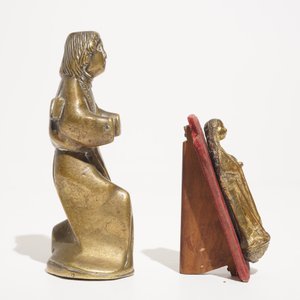 Une petite Vièrge en bronze doré et un ornément de lustre en forme de saint, 13/15ème — photo 4
