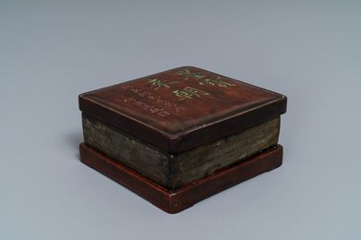 Une pierre à encre 'duan' au couvercle et socle en bois à inscription, Chine, 19/20ème