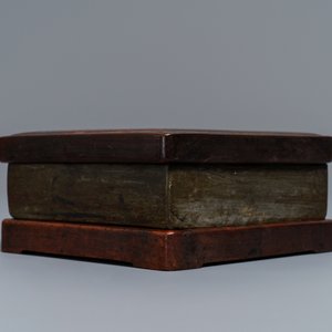 Une pierre à encre 'duan' au couvercle et socle en bois à inscription, Chine, 19/20ème — photo 3