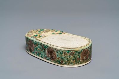 Une pierre à encre en biscuit émaillé vert, Chine, Kangxi