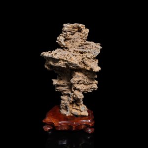 Une pierre de lettré sur socle en bois, Chine, probablement Qing — photo 1