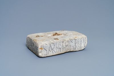 Une pierre reliquaire d'autel romane portant une inscription, France, 12ème