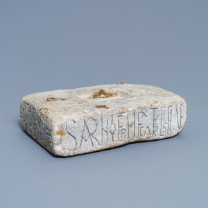 Une pierre reliquaire d'autel romane portant une inscription, France, 12ème — photo 1