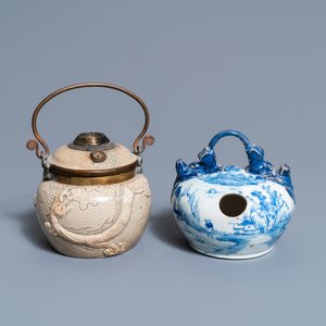 Une pipe à eau en grès 'Bat Trang' et un pot à chaux en porcelaine 'Bleu de Hue' pour le Vietnam, 19ème — photo 1