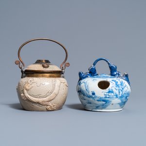 Une pipe à eau en grès 'Bat Trang' et un pot à chaux en porcelaine 'Bleu de Hue' pour le Vietnam, 19ème — photo 2
