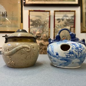 Une pipe à eau en grès 'Bat Trang' et un pot à chaux en porcelaine 'Bleu de Hue' pour le Vietnam, 19ème — photo 8