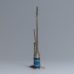 Une pipe à eau en métal paktong et émail avec inscription, Chine, 19ème — photo 3