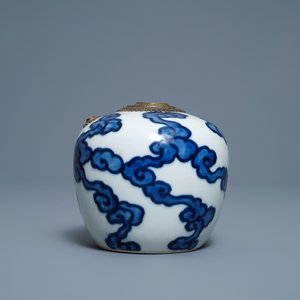 Une pipe à eau en porcelaine de Chine 'Bleu de Hue' pour le Vietnam, 18/19ème — photo 4
