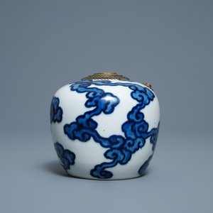 Une pipe à eau en porcelaine de Chine 'Bleu de Hue' pour le Vietnam, 18/19ème — photo 2