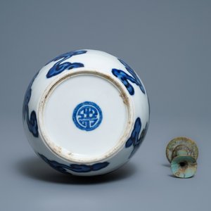 Une pipe à eau en porcelaine de Chine 'Bleu de Hue' pour le Vietnam, 18/19ème — photo 9
