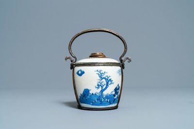 Une pipe à eau en porcelaine de Chine 'Bleu de Hue' pour le Vietnam, 19ème