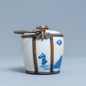 Une pipe à eau en porcelaine de Chine 'Bleu de Hue' pour le Vietnam, 19ème — photo 4
