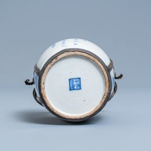 Une pipe à eau en porcelaine de Chine 'Bleu de Hue' pour le Vietnam, 19ème — photo 7