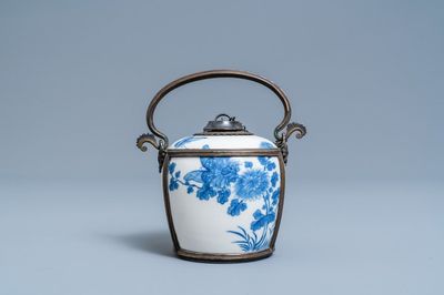 Une pipe à eau en porcelaine de Chine 'Bleu de Hue' pour le Vietnam, 19ème