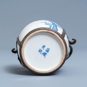Une pipe à eau en porcelaine de Chine 'Bleu de Hue' pour le Vietnam, 19ème — photo 7