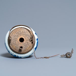 Une pipe à eau en porcelaine de Chine 'Bleu de Hue' pour le Vietnam, Kangxi — photo 7