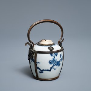 Une pipe à eau en porcelaine de Chine 'Bleu de Hue' pour le Vietnam, Kangxi — photo 1