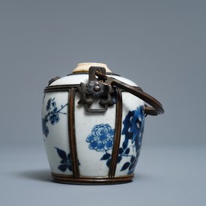 Une pipe à eau en porcelaine de Chine 'Bleu de Hue' pour le Vietnam, Kangxi — photo 5