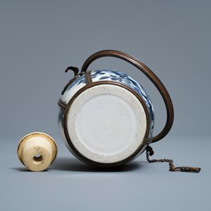 Une pipe à eau en porcelaine de Chine 'Bleu de Hue' pour le Vietnam, Kangxi — photo 7