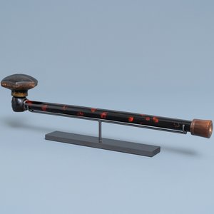 Une pipe à opium de femme en bois laqué et peint en faux-écaille de tortue, Chine, 19ème — photo 1