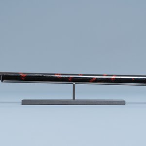 Une pipe à opium de femme en bois laqué et peint en faux-écaille de tortue, Chine, 19ème — photo 9