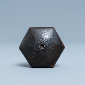 Une pipe à opium de femme en bois laqué et peint en faux-écaille de tortue, Chine, 19ème — photo 10