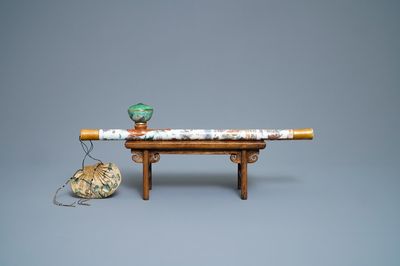 Une pipe à opium en porcelaine de Chine et sa pochette en soie brodée, 19ème