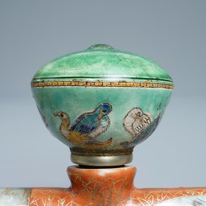 Une pipe à opium en porcelaine de Chine et sa pochette en soie brodée, 19ème — photo 16