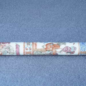 Une pipe à opium en porcelaine de Chine et sa pochette en soie brodée, 19ème — photo 26
