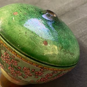 Une pipe à opium en porcelaine de Chine et sa pochette en soie brodée, 19ème — photo 31