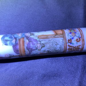 Une pipe à opium en porcelaine de Chine et sa pochette en soie brodée, 19ème — photo 36