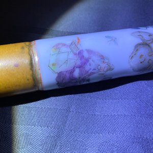 Une pipe à opium en porcelaine de Chine et sa pochette en soie brodée, 19ème — photo 38