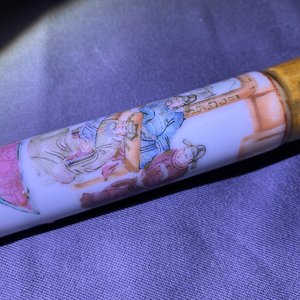 Une pipe à opium en porcelaine de Chine et sa pochette en soie brodée, 19ème — photo 39