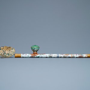 Une pipe à opium en porcelaine de Chine et sa pochette en soie brodée, 19ème — photo 4