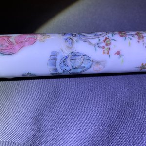 Une pipe à opium en porcelaine de Chine et sa pochette en soie brodée, 19ème — photo 48