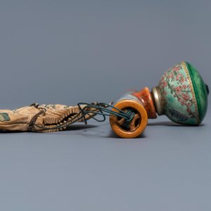 Une pipe à opium en porcelaine de Chine et sa pochette en soie brodée, 19ème — photo 10