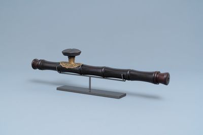 Une pipe à opium en tie li mu, métal paktong et grès de Yixing, Chine, 19ème