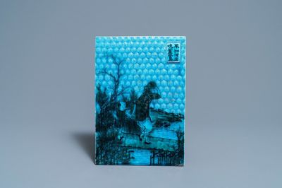 Une plaque à décor biface en porcelaine de Chine polychrome, 19/20ème