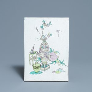 Une plaque à décor biface en porcelaine de Chine polychrome, 19/20ème — photo 2