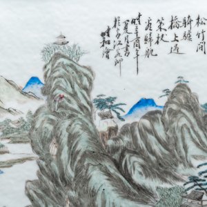 Une plaque à décor d'un paysage en porcelaine de Chine qianjiang cai, 19/20ème — photo 3