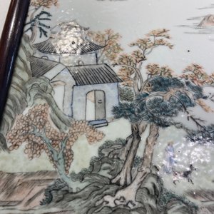 Une plaque à décor d'un paysage en porcelaine de Chine qianjiang cai, 19/20ème — photo 10